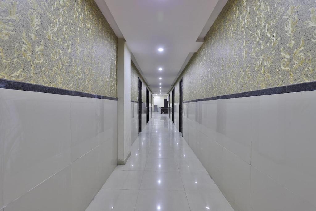 Infinity Rooms & Banquet สุรัต ภายนอก รูปภาพ